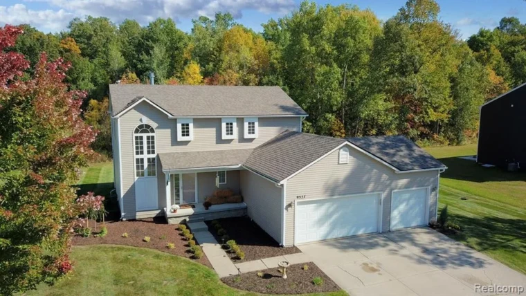 9327 Betsie Dr, Grand Blanc Twp, MI 48439